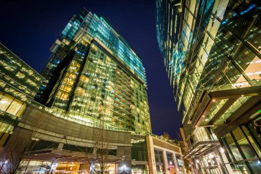 Gece, limanın Doğu, Baltimore, Maryland'modern binalar.