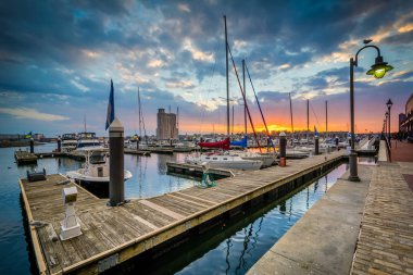 Bir marina limanın Doğu, Baltimore, Maryland'üzerinden günbatımı.