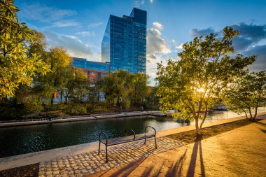 Waterfront Promenade ve günbatımı, Harbo modern binasında