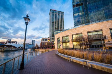 Waterfront Promenade ve limanın Doğu, Ba'modern binalar
