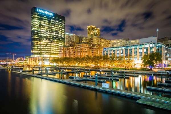 Moderna byggnader på natten, i hamnen öster, Baltimore, Maryland. — Stockfoto