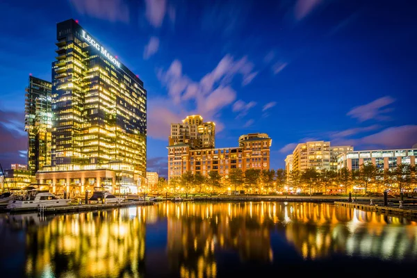 Moderna byggnader på natten, i hamnen öster, Baltimore, Maryland. — Stockfoto