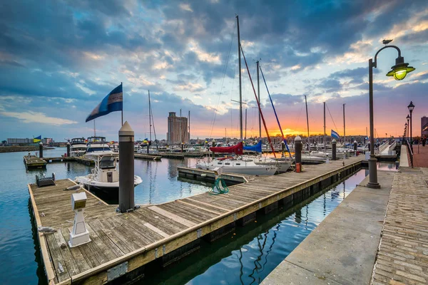 Pôr do sol sobre uma marina em Harbor East, Baltimore, Maryland . — Fotografia de Stock