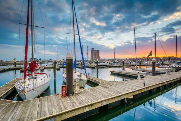 Sonnenuntergang über einem Yachthafen im Hafen East, Baltimore, Maryland. — Stockfoto