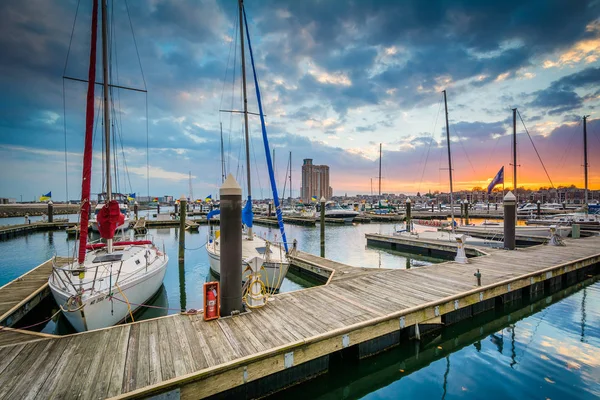 Zonsondergang over een jachthaven in Harbor East, Baltimore (Maryland). — Stockfoto