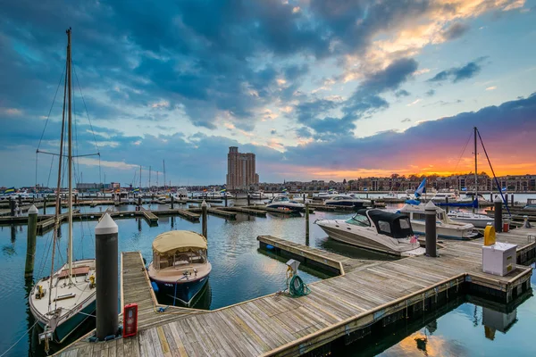 Západ slunce nad přístavem v přístav východ, Baltimore, Maryland. — Stock fotografie