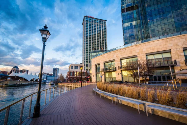 Waterfront Promenade ve limanın Doğu, Ba'modern binalar — Stok fotoğraf