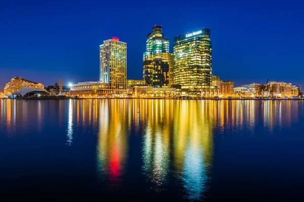 Die Skyline des Hafens Osten bei Nacht, in Baltimore, Maryland. — Stockfoto