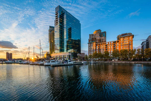 Blick auf den Hafen Osten bei Sonnenuntergang, in Baltimore, Maryland. — Stockfoto