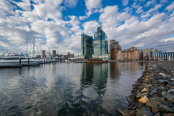 Ein Yachthafen und Blick auf den Hafen im Osten von Baltimore, Maryland. — Stockfoto