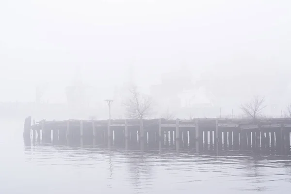 Verlassene Seebrücke im Nebel, in Fjells Point, Baltimore, Maryland. — Stockfoto