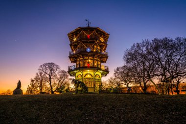 Gün batımında, Patterson Park Pagoda üzerinde Noel süsleri içinde