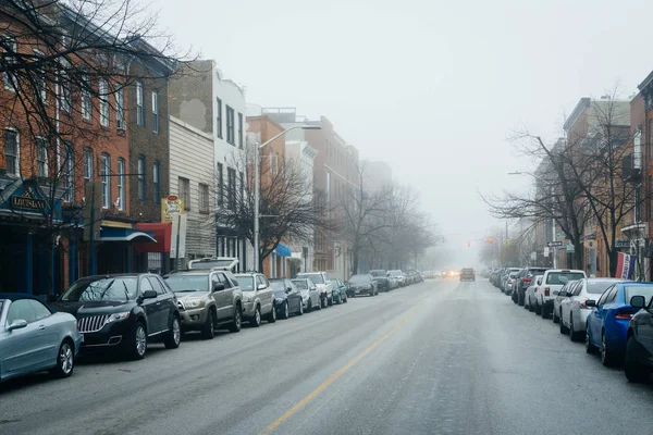 Aliceanna Street en la niebla, en Fells Point, Baltimore, Maryland . — Foto de Stock