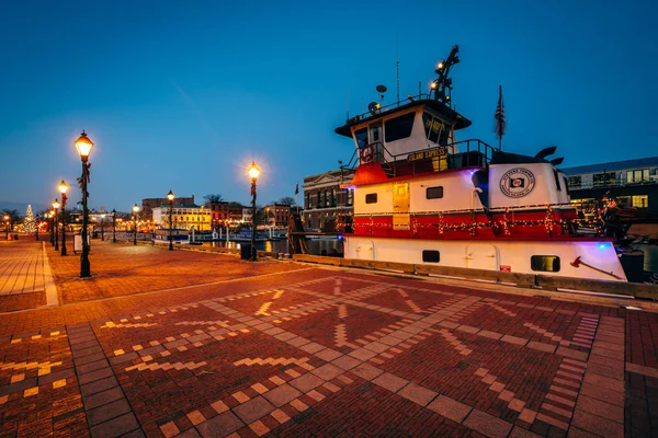 Båten dockad längs Broadway Pier på natten i Fells Point, Baltimo — Stockfoto