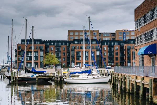 Barcos y residencias frente al mar en Fells Point, Baltimore, Maryl — Foto de Stock