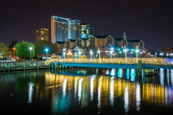 Bro og bygninger i indre havn om natten, i Baltimore , – stockfoto