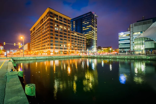 Byggnader längs Pratt gatan på natten, i Inner Harbor, Balt — Stockfoto