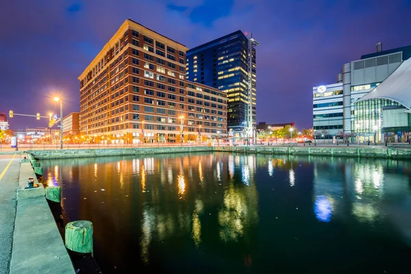 Buildings along Pratt Street at night, in the Inner Harbor, Balt — Stock Photo, Image