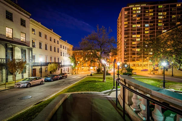 Charles Street at night, at Mount Vernon Place, in Mount Vernon, — Stock Photo, Image