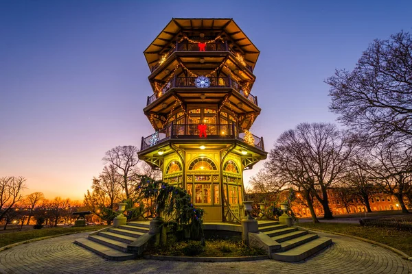 Décorations de Noël sur la pagode Patterson Park au coucher du soleil, à — Photo