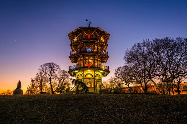 Decorações de Natal no Patterson Park Pagoda ao pôr do sol, em — Fotografia de Stock