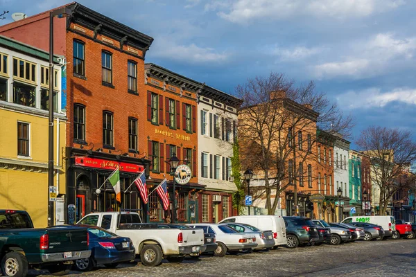 Edifícios coloridos ao longo da Thames Street, em Baltimore, Maryland . — Fotografia de Stock