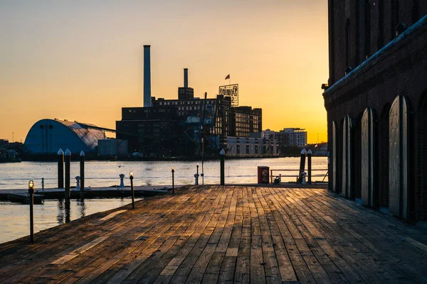 Henderson 's Wharf, al atardecer en Fells Point, Baltimore, Marylan — Foto de Stock