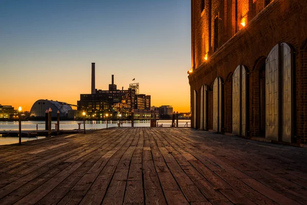 Henderson's Wharf, at sunset, in Fells Point, Baltimore, Marylan — Stock Photo, Image