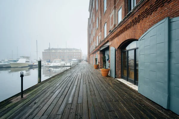 Henderson's Wharf, on a foggy day in Fells Point, Baltimore, Mar — Stock Photo, Image