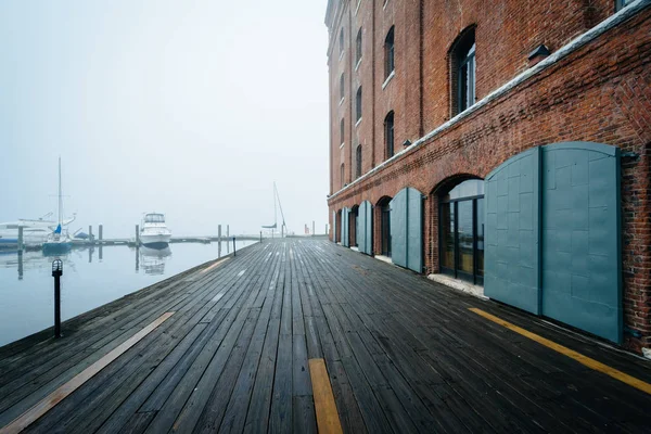 Henderson's Wharf, on a foggy day in Fells Point, Baltimore, Mar — Stock Photo, Image