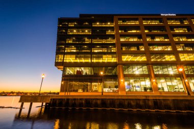 Gece modern binasında akşamlarınıFells Point'teki, Baltimore, Maryland.