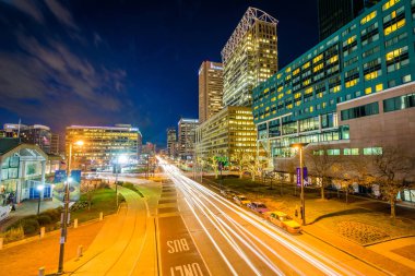 Modern binalar ve gece, Pratt Caddesi'nde Inner Harbor 