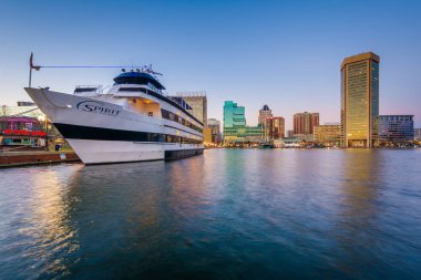 Inner Harbor manzarası, gece, Baltimore, Maryland.