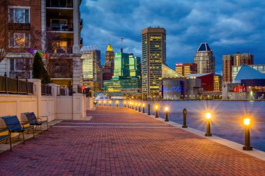 İç görülen Waterfront Promenade ve Baltimore manzarası