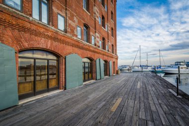 Waterfront Promenade at akşamlarınıFells Point'teki Ba Hendersonlar Wharf