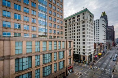Baltimore Şehir merkezinde Baltimore Caddesi boyunca binaların görünümü,