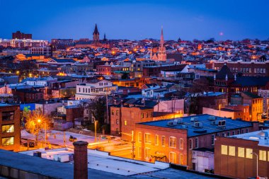 Alacakaranlıkta Baltimore, Mary akşamlarınıFells Point'teki binaların görünümü