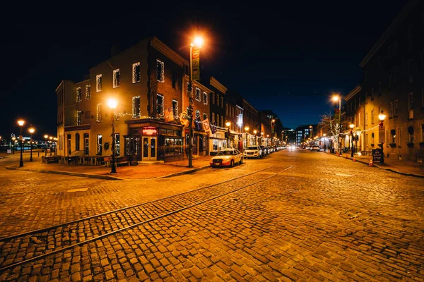 Thames Street, uma rua de paralelepípedos à noite, em Fells Point, Ba — Fotografia de Stock