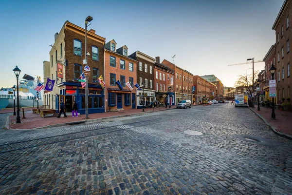 Thames Street, een geplaveide straat in Baltimore, Fells punt, M — Stockfoto