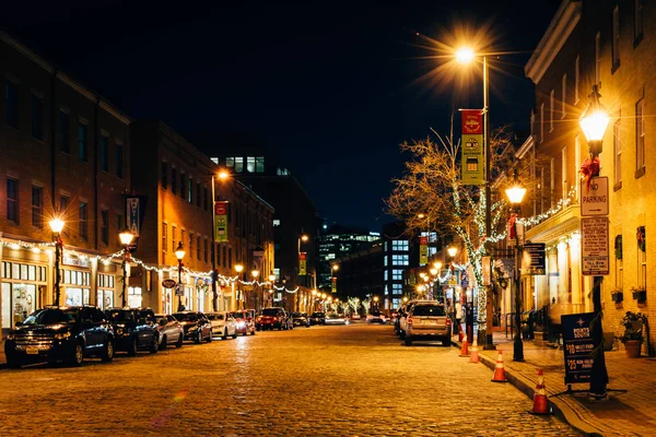 Thames Street w nocy, w Fells Point, Baltimore, Maryland. — Zdjęcie stockowe
