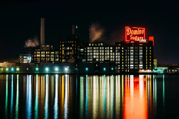 โรงงานโดมิโนซุสตอนกลางคืน ในบัลติมอร์ แมรี่แลนด์ค่ะ . — ภาพถ่ายสต็อก