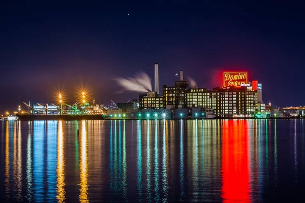 The Domino Sugars Factory at night, in Baltimore, Maryland. — Stock Photo, Image