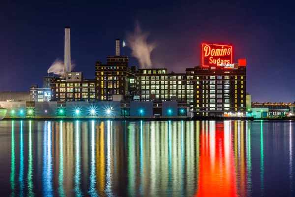 夜、ボルティモア、メリーランド州のドミノ糖工場. — ストック写真