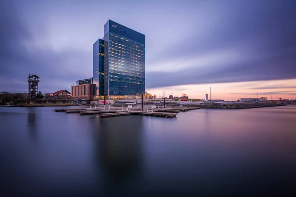 The Exelon Building at sunset, in Harbor East, Baltimore, Maryla — Stock Photo, Image