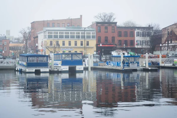 De waterkant Fells punt in mist, in Baltimore (Maryland). — Stockfoto