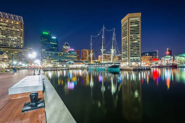 Der innere Hafen in der Nacht, in Baltimore, Maryland. — Stockfoto