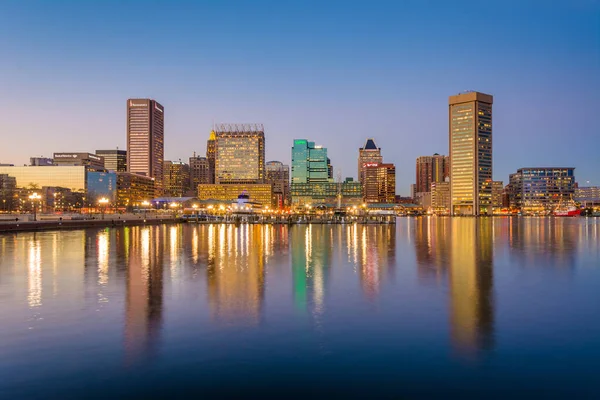The Inner Harbor skyline at night, in Baltimore, Maryland. — Stock Photo, Image