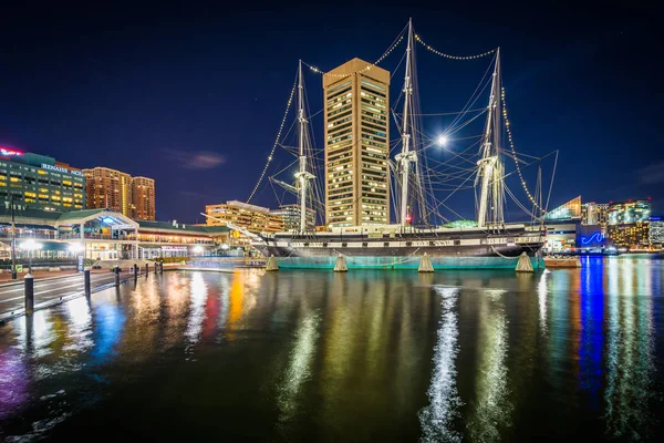 El USS Constellation y el horizonte del puerto interior por la noche, en Balt —  Fotos de Stock