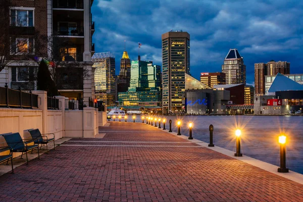 Paseo marítimo y horizonte de Baltimore visto en el interior — Foto de Stock