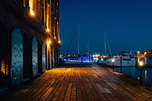 Nábřežní promenády a Henderson's Wharf v noci v Fells — Stock fotografie